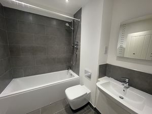 Ensuite - click for photo gallery